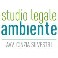  3.17. La deduzione difensiva che il rifiuto tessile sia invece da considerare sempre e comunque “materia prima tessile secondaria” (ed in quanto tale non rifiuto) non ha alcun fondamento. 3.18. Ed infatti, delle due l’una: o si tratta di sottoprodotti, ai sensi dell’art. 184 bis d.lgs. n. 152 del 2006 o di cosa (indumenti usati) di cui il detentore si è disfatto e che ha successivamente cessato di essere rifiuto ai sensi del successivo art. 184 ter; in entrambi i casi necessitano requisiti e condizioni di fatto che devono essere volta per volta dimostrati da chi predica la natura di “non rifiuto” del bene. Va al riguardo ribadito il principio costantemente affermato dalla Corte di cassazione secondo il quale l’onere della prova relativa alla sussistenza delle condizioni di liceità dell’utilizzo del rifiuto o che escludono la natura di rifiuto ricade su colui che ne invoca l’applicazione. Varie ne sono state le declinazioni in tema, per esempio, di attività di raggruppamento ed incenerimento di residui vegetali previste dall'art. 182, comma sesto bis, primo e secondo periodo, d. lgs. 3 aprile 2006 n. 152 (Sez. 3, n. 5504 del 12/01/2016, Lazzarini, Rv. 265839), di deposito temporaneo di rifiuti (Sez. 3, n. 29084 del 14/05/2015, Favazzo, Rv. 264121), di terre e rocce da scavo (Sez. 3, n. 16078 del 10/03/2015, Fortunato, Rv. 263336), di interramento in sito della posidonia e delle meduse spiaggiate presenti sulla battigia per via di mareggiate o di altre cause naturali (Sez. 3, n. 3943 del 17/12/2014, Aloisio, Rv. 262159), di qualificazione come sottoprodotto di sostanze e materiali (Sez. 3, n. 3202 del 02/10/2014, Giaccari, Rv. 262129; Sez. 3, n. 41836 del 30/09/2008, Castellano, Rv. 241504), di deroga al regime autorizzatorio ordinario per gli impianti di smaltimento e di recupero, previsto dall'art. 258 comma 15 del D.Lgs. 152 del 2006 relativamente agli impianti mobili che eseguono la sola riduzione volumetrica e la separazione delle frazioni estranee (Sez. 3, n. 6107 del 17/01/2014, Minghini, Rv. 258860), di riutilizzo di materiali provenienti da demolizioni stradali (Sez. 3, n. 35138 del 18/06/2009, Bastone, Rv. 244784). 3.19. Che l’indumento usato possa essere definito “sottoprodotto” è in ogni caso circostanza che mal si concilia con la necessità che il sottoprodotto derivi da un processo di produzione, trattandosi piuttosto di cosa abbandonata dal suo detentore (e dunque rifiuto ai sensi dell’art. 183, comma 1, lett. a, d.lgs. n. 152 del 2006) e in quanto tale non normata nemmeno dal Regolamento recante criteri indicativi per agevolare la dimostrazione della sussistenza dei requisiti per la qualifica dei residui di produzione come sottoprodotti e non come rifiuti adottato dal Ministero dell'ambiente e della tutela del territorio e del mare con D.M. n. 264 del 13 ottobre 2016 che esclude dalla sua applicazione i residui derivanti dall’attività di consumo (art. 3, lett. b). 3.20. Allo stesso modo, la cessazione della qualifica di rifiuto dell’indumento usato (o comunque del rifiuto tessile non proveniente da un processo di produzione) è subordinata alle operazioni di recupero, che necessitano di essere a loro volta autorizzate o comunque soggette a procedura semplificata ai sensi degli artt. 214 e segg. d.lgs. n. 152 del 2006, previste dal D.M. - Ministero dell’Ambiente - 5 febbraio 1998, Allegato 1, suballegato 1, n. 8, operazioni i cui esiti vengono dati come scontati dai ricorrenti ma la cui sussistenza costituisce, come detto, lo scopo del mezzo istruttorio adottato dal Pubblico ministero.